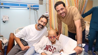 شفاء الأورمان تستقبل النجمان «حمزة العيلي وخالد كمال» لدعم مرضي الأورام.. صور