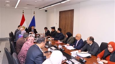 محافظ دمياط يترأس لجنة تنظيم انتظار المركبات ويبحث آليات التنفيذ بالمحافظة