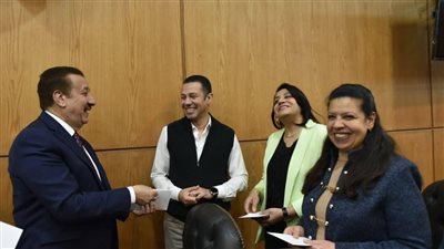 محافظ بورسعيد يهنئ العاملين المسيحيين بمناسبة عيد القيامة المجيد ويؤكد روح التلاحم الوطني