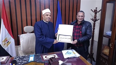 مديرية أوقاف دمياط تكرم موظفها المتميز محمد حسين
