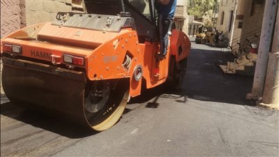 بالصور.. استكمال أعمال رصف الطرق الرئيسية بمدينة القرنة غرب الأقصر