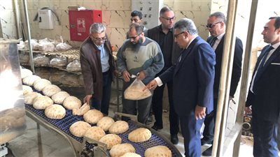 محافظ الدقهلية يتفقد العمل بالمخبز العام للعيش المدعم بالمنصورة