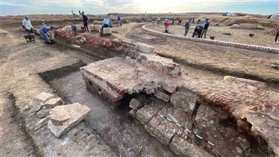 اكتشاف بقايا معبد الإله بلوزيوس بتل الفرما بمدينة بلوزيوم الأثرية بشمال سيناء