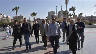محافظ بورسعيد يتفقد الكورنيش استعدادًا لشم النسيم 