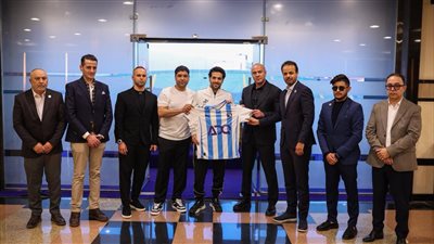 هاني سعيد مع وفد من نادي المدينة الليبي 