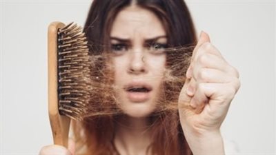 أسباب غير متوقعة لتساقط الشعر وطرق العلاج 