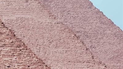 الملك خوفو صاحب أكبر هرم وأصغر تمثال