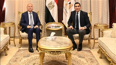 وزير الشباب والرياضة ومحافظ القاهرة يبحثان تعزيز التعاون الم