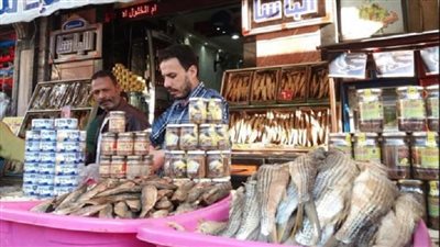 إقبال كبير من المواطنين على شراء الفسيح والرنجة للاحتفال بعيد الربيع بالمنيا 