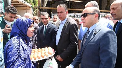 بالصور..محافظ الغربية يتفقد سوق اليوم الواحد بسبرباي ويستمع لآراء المواطنين