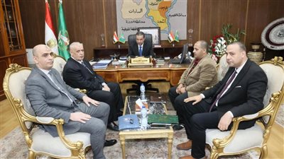 محافظ المنوفية يبحث تحسين الخدمات الحكومية وحل مشكلات التأمينات والبريد 