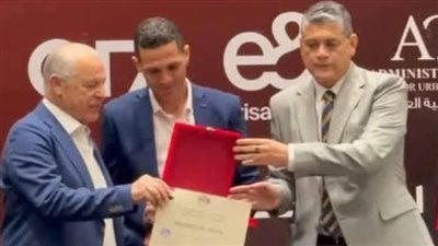 فى تحدى واضح لإدارة الأهلي.. هاني أبوريدة يكرم محمود وفا