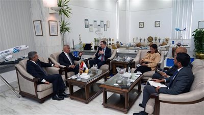 رئيس الشركة القابضة لمصر للطيران يبحث مع السفير البريطاني تعزيز التعاون لدعم خطة تطوير مصر للطيران