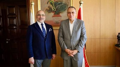 فنان الكاريكاتير عمرو فهمي يفتتح معرض الكوميكس الأول لكلية إعلام جامعة 6 أكتوبر