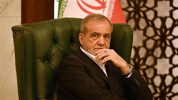 الرئيس الإيراني: وفدنا يتفاوض بشجاعة في باكستان