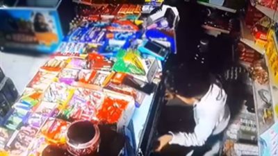 كاميرات المراقبة تفضح «حرامي سوهاج» بعد سرقة مبلغ مالى من محل خاص