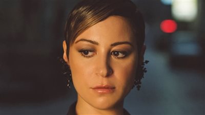 بعد رحيل والدها.. ريهام عبد الغفور تقدم العزاء لـ منة شلبي: 