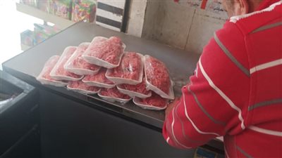 حملات تموينية تضبط 962 عبوة غذائية منتهية و311 علبة سجائر مهربة ببسيون