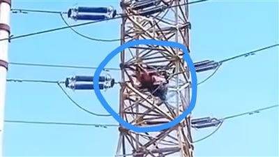 العناية الإلهية تنقذ فني كهرباء من الموت عقب تعرضه لصعق كهرباء بالفيوم 