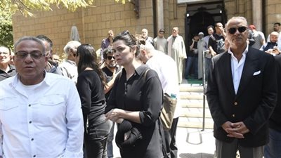 يسرا اللوزي وأحمد مالك ومحمود سعد.. نجوم الفن والإعلام في جنازة والد منة شلبي (صور)