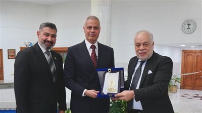 مصر للطيران تستقبل وفد نقابة المهن التمثيلية لتعزيز التعاون بين الجانبين