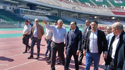 صورة من جولة وزير الرياضة الجزائرى لتفقد الملعب