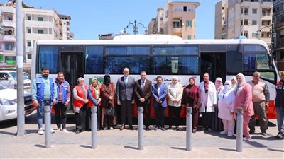 محافظ دمياط يشارك في الحملة القومية للتبرع بالدم ويؤكد أهميتها الإنسانية