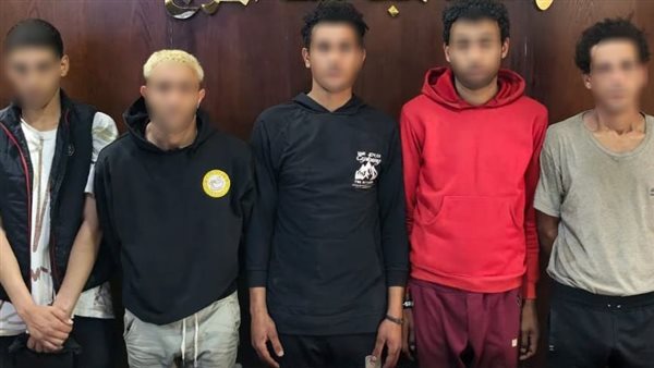 الشباب المتهمين بعد الضبط