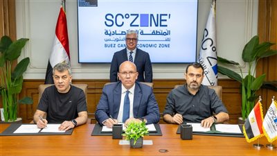 جانب من توقع عقد مصنع جديد للملابس