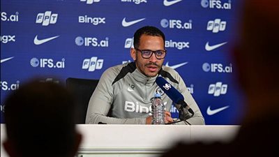 تشيلسي يطيح بمدربه ليام روسينيور رسميًا