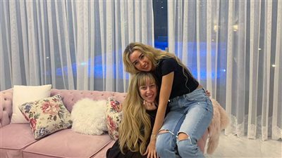 هنا الزاهد تُهنئ شقيقتها فرح على نجاح “من أعلى الأصوات” 