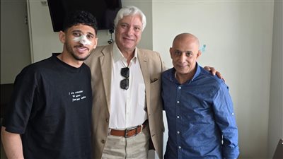 عبد الناصر محمد يزور قطة في المستشفى بعد اجرائه عملية جراحية 