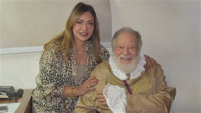 ليلى علوي تُقبل يد يحيى الفخراني على المسرح بعد عرض 
