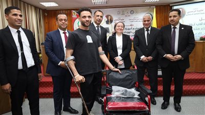 جامعة المنيا توزع 20 جهاز حاسب لوحى و5 كراسي كهربائية لطلابها ذوي الإعاقة 