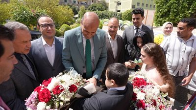 محافظ أسيوط يكرم “أبطال التحدي” بمدرسة السلام المتطورة 