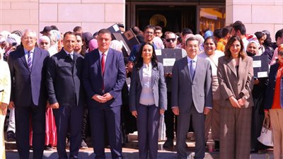 وزيرة التضامن وبنك التعمير أثناء توزيع الأجهزة التعويضية 