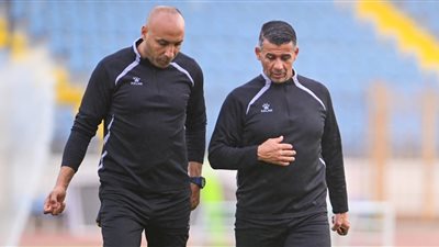 ميلود حمدي المدير الفني لفريق الاتحاد السكندري ومساعده ايمن 