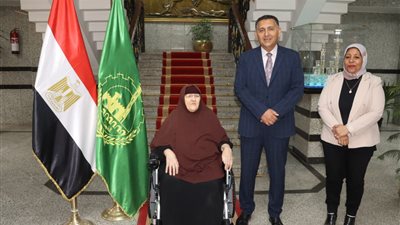 محافظ القليوبية يستقبل حالات إنسانية ويوجه بصرف مساعدات عاجلة للفئات الأولى بالرعاية...صور