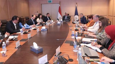 وزير السياحة والآثار خلال اجتماعه