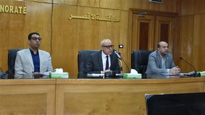 محافظ الأقصر يناقش خطة تعظيم الموارد الذاتية لدعم المشروعات التنموية