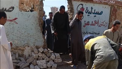 غلق منفذ غير شرعي لعبور المشاة على السكة الحديد بالأقصر.. صور