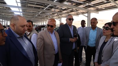 وزيرة الإسكان تشيد بمنظومة الطاقة الشمسية في «شفاء الأورمان» بالأقصر