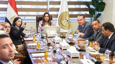 وزيرة التنمية المحلية والبيئة تتابع مع محافظ البحيرة تطوير مدينة رشيد