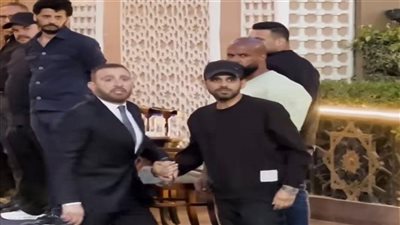 أحمد السقا أول الحاضرين في عزاء والد حمدي الميرغني (صور)