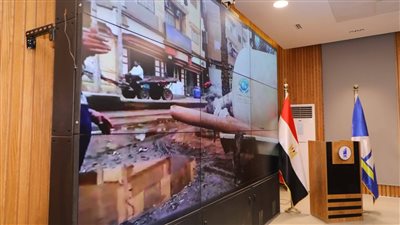 محافظ دمياط يتابع من مركز السيطرة جهود رفع مياه الأمطار بالمراكز والمدن