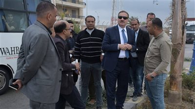 محافظ بورسعيد يتابع أعمال تشجير وزراعة الجزيرة الوسطى بمدخل الرسوة 