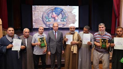 محافظ المنيا يُسلّم عقود تقنين أراضي أملاك الدولة وفقًا للقانون الجديد 