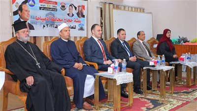 محافظ دمياط يسلم تأشيرات الحج وجوازات السفر لحجاج بيت الله الحرام