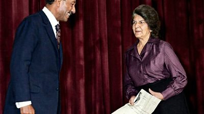 بالصور.. تكريم الرئيس السادات للجميله زينات صدقي عام 1976