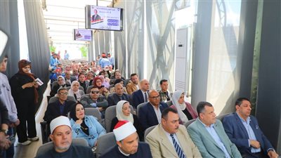 محافظ دمياط يعقد لقاءً موسعًا مع مديرى القطاعات ويُهنئ أبناء محافظة دمياط 